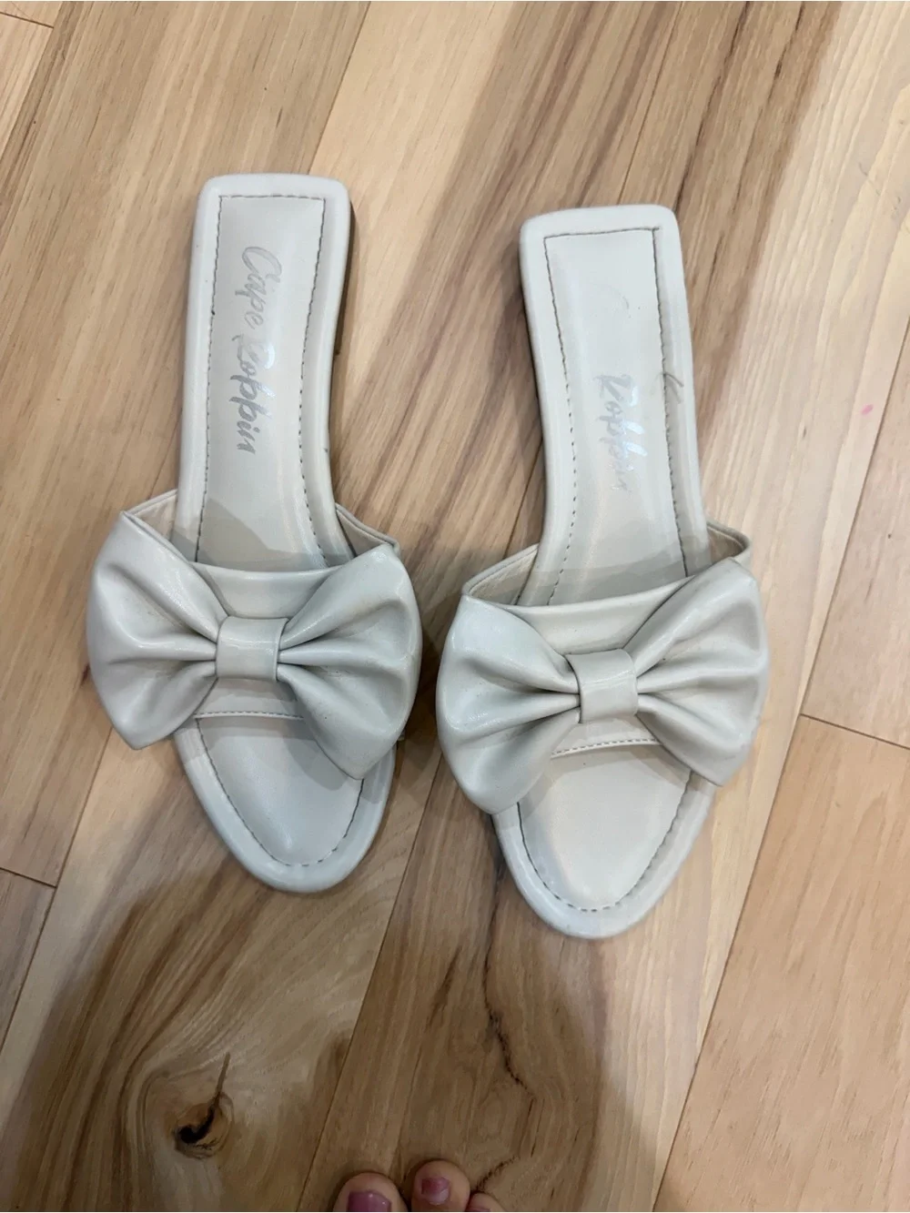 Beige bow sandals sz 10 flip flop flats